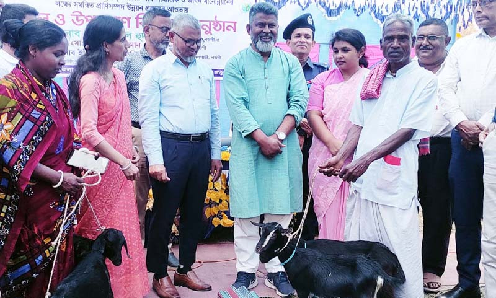 বদলগাছী ক্ষুদ্র নৃ-গোষ্ঠীর মাঝে ছাগল বিতরণ