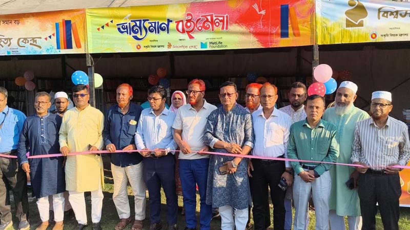 বগুড়ার শেরপুরে বিশ্ব সাহিত্য কেন্দ্রের ভ্রাম্যমাণ বইমেলা, পাঠক ও দর্শনার্থীদের ভিড়