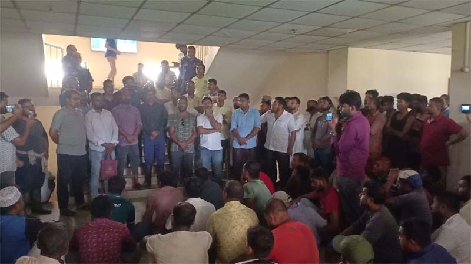বড়পুকুরিয়া কয়লাখনিতে বোনাসের দাবিতে শ্রমিকদের কর্মবিরতি