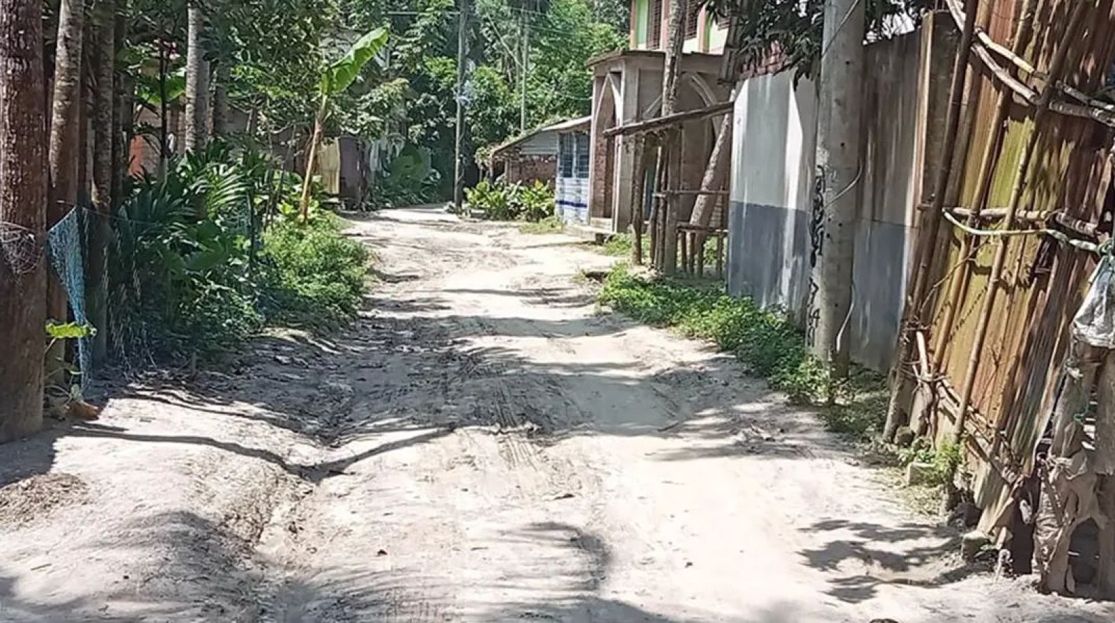 সংস্কারের কথা বলে ইট তুলে নিলেন চেয়ারম্যান, চার মাসেও শুরু হয়নি কাজ