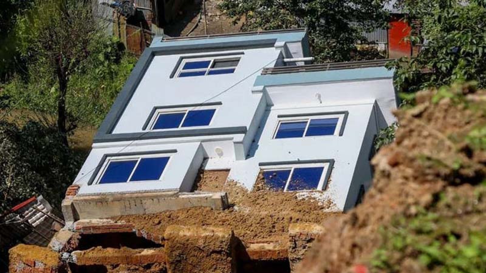 নেপালে ফের দুর্যোগ: ভূমিধসে নিহত ৩০, থমকে গেছে ট্রেকিং