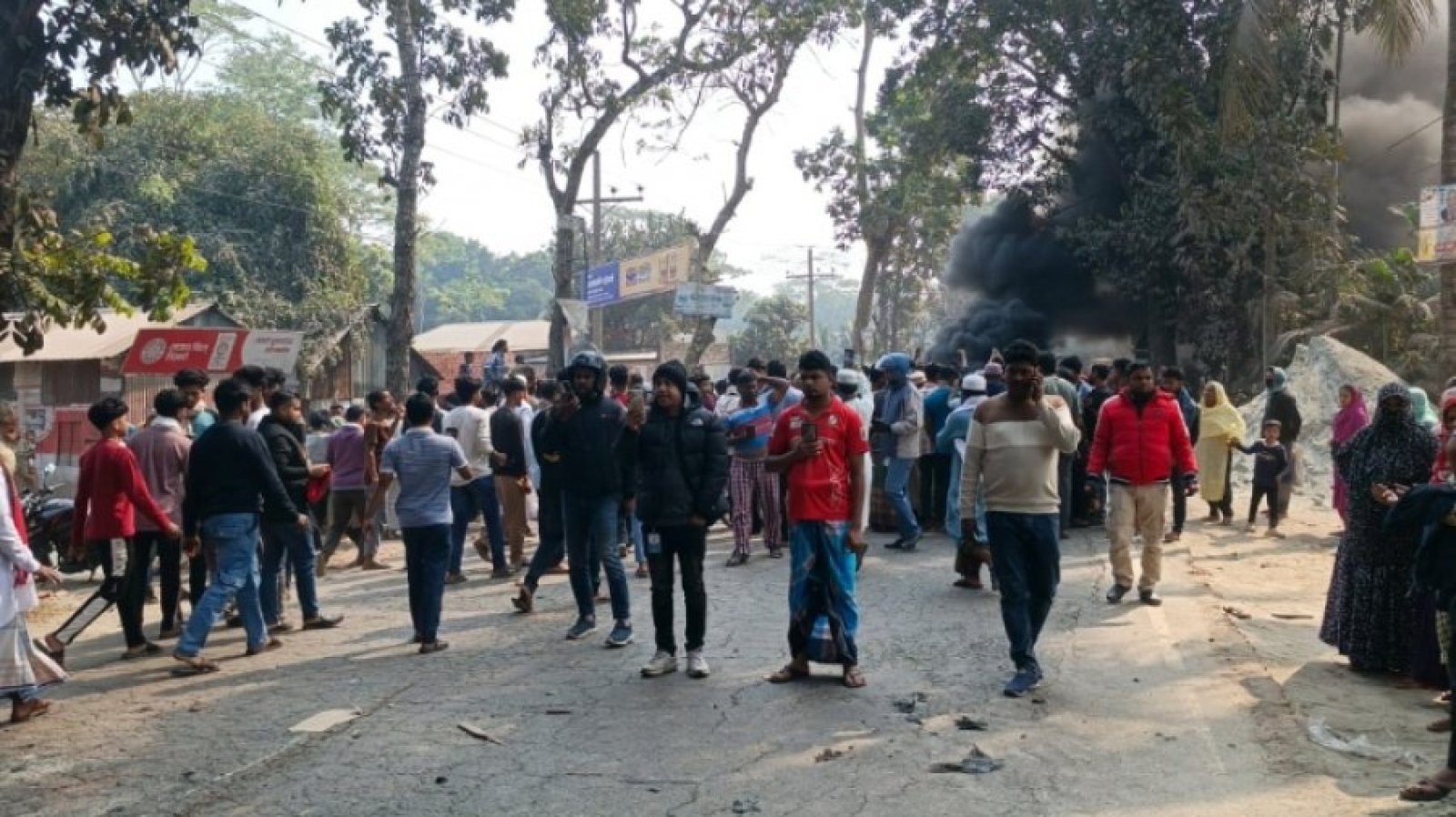 ঢাকা-বরিশাল মহাসড়কে কাভার্ডভ্যানের চাপায় নিহত ৩