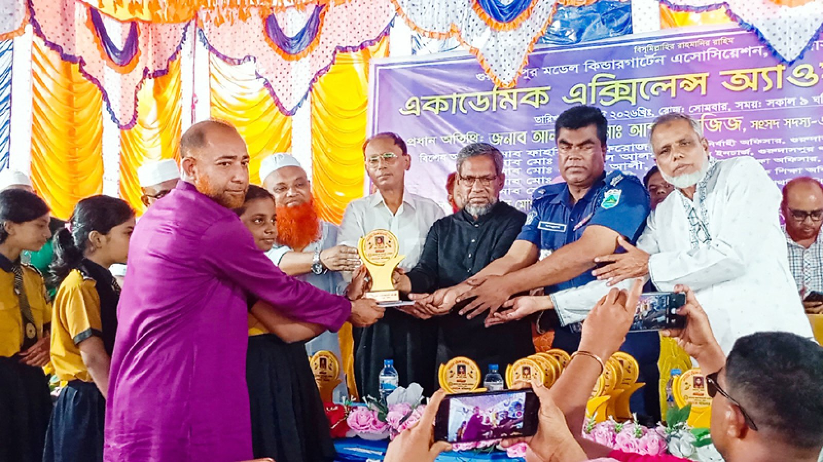 গুরুদাসপুরে বৃত্তিপ্রাপ্ত কৃতি শিক্ষার্থীদের একাডেমিক এক্সিলেন্স অ্যাওয়ার্ড প্রদান