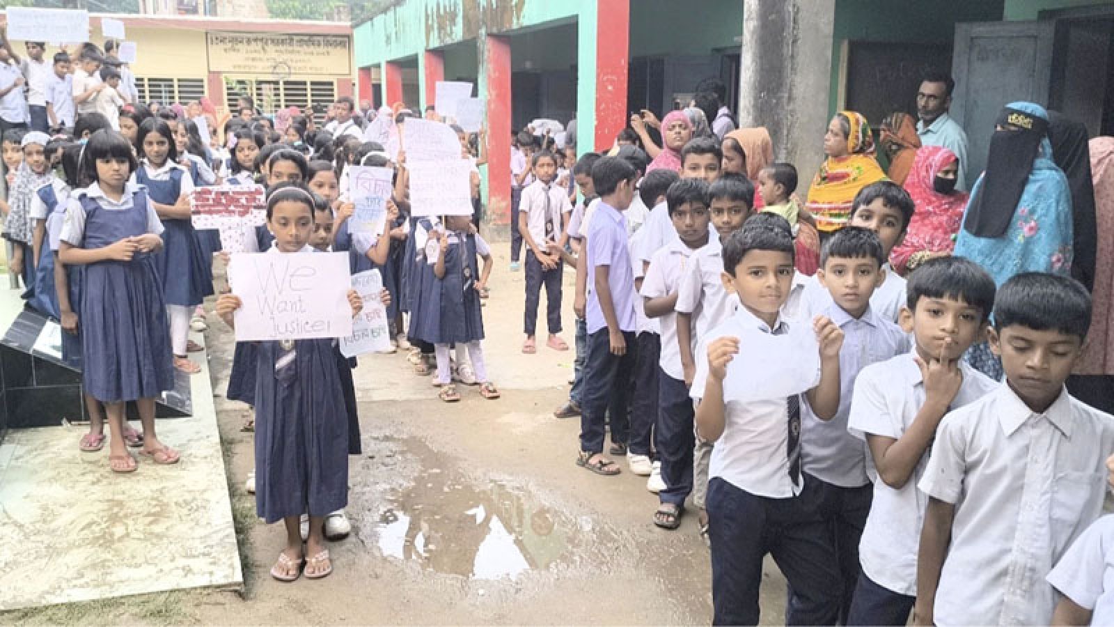 শিক্ষককে মারধর : প্রতিবাদে ঈশ্বরদীতে বিক্ষোভ, গ্রেপ্তারের দাবি