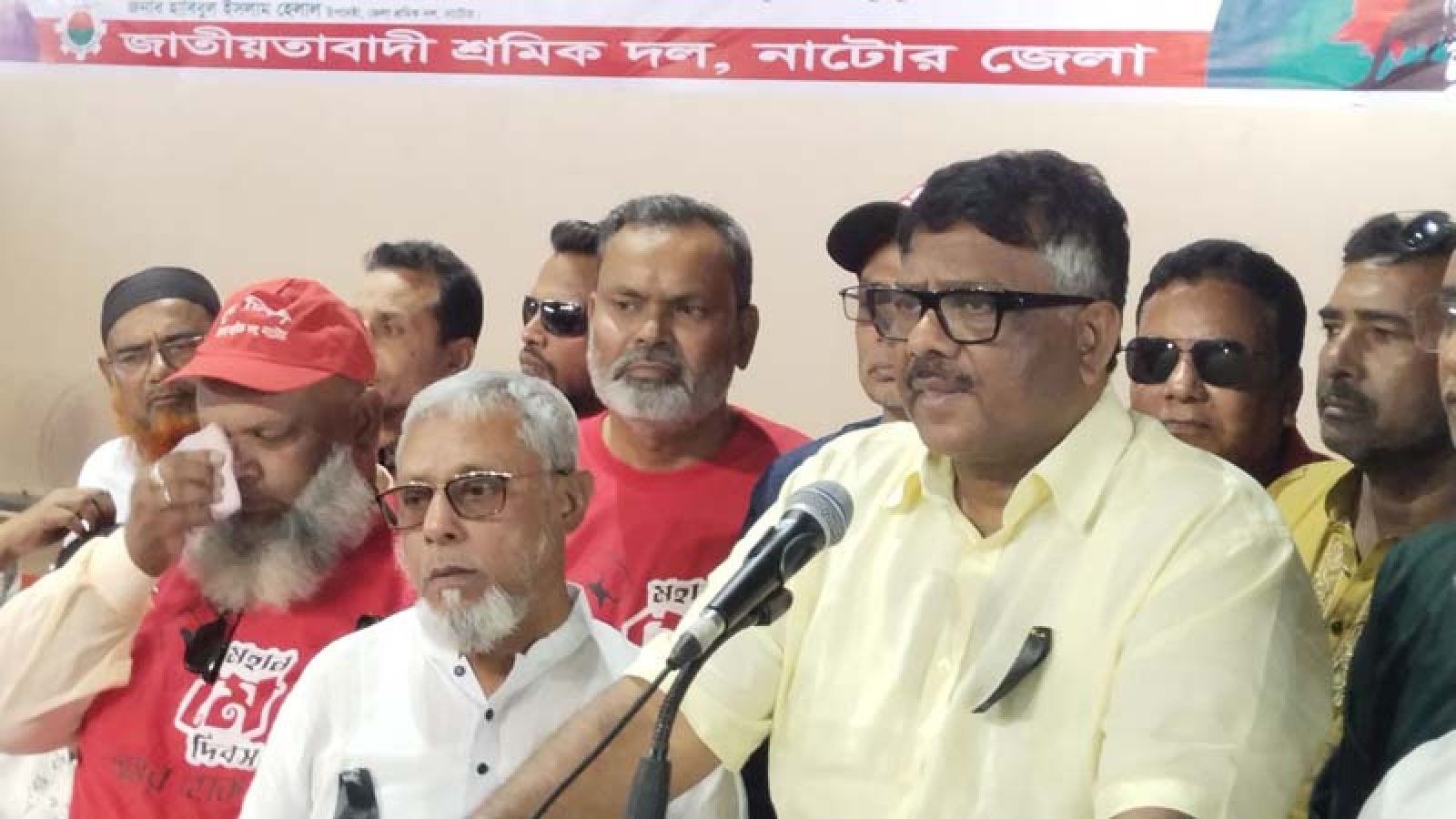 নাটোর জেলা প্রশাসন ও জাতীয় শ্রমিক দলের মে দিবস পালন