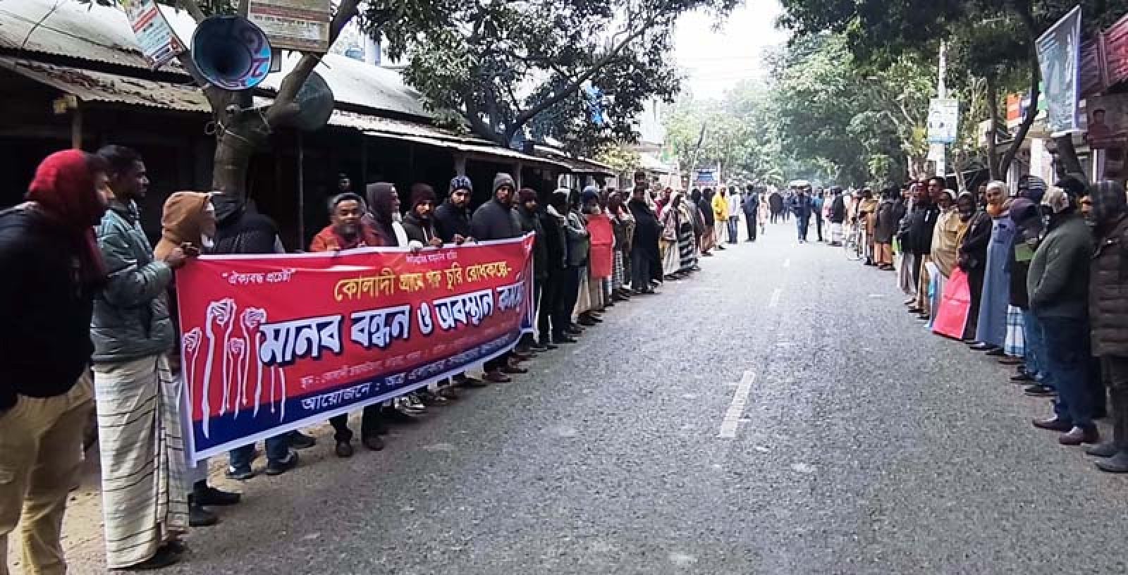 পাবনায় গরু চুরির প্রতিবাদে রাস্তা অবরোধ করে এলাকাবাসীর বিক্ষোভ