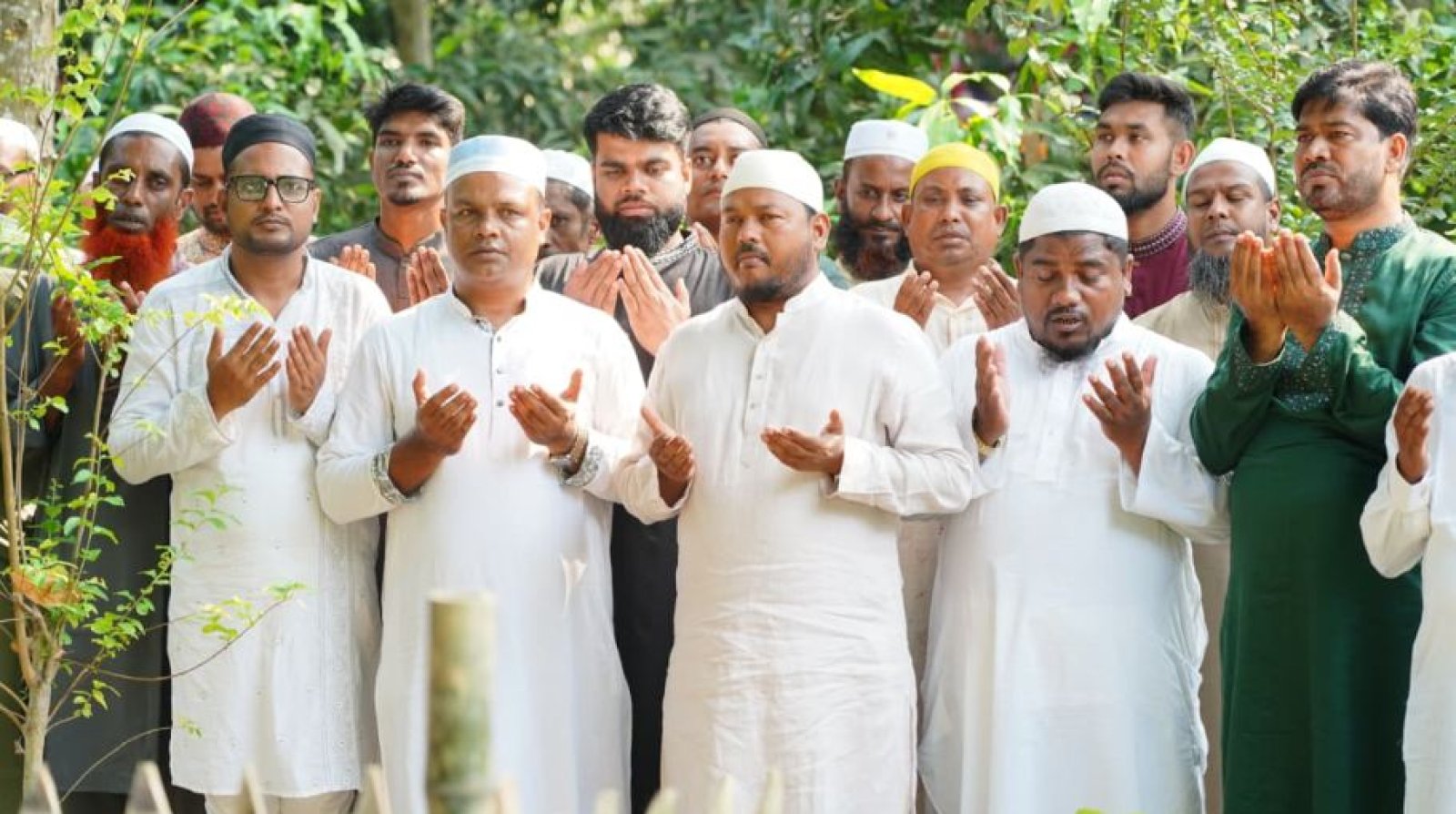 মরহুম রবিউল ইসলাম রবির কবর জিয়ারত করলেন রাসিক প্রশাসক