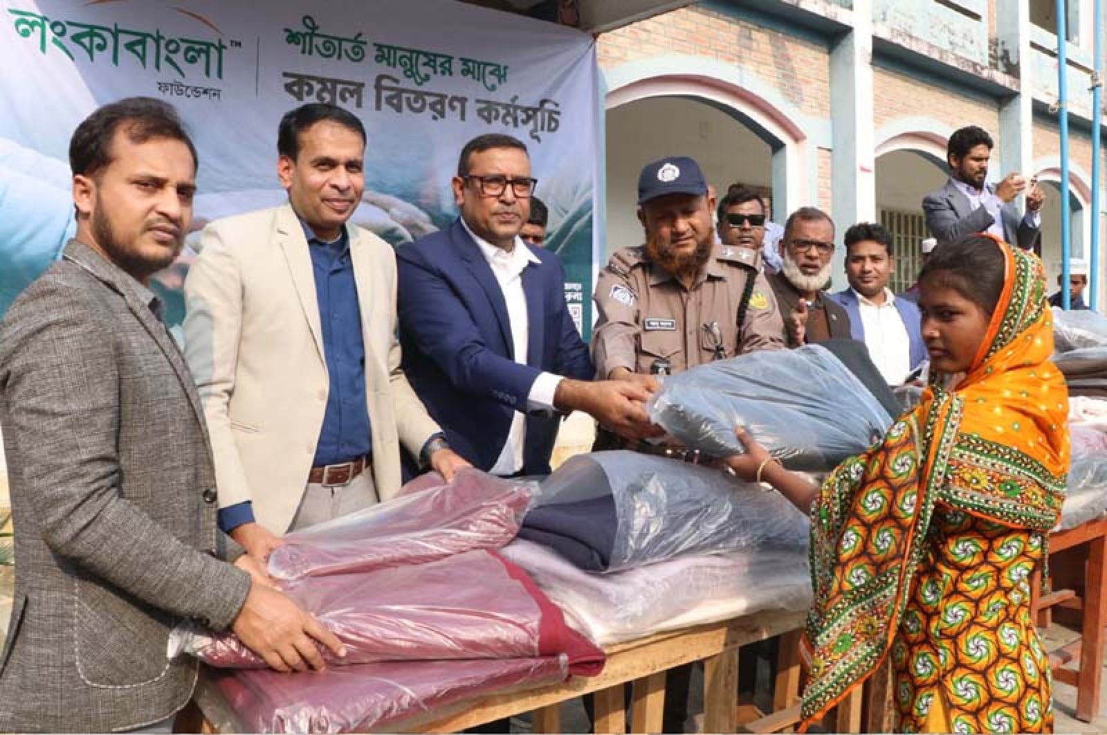 রাজশাহীতে লংকাবাংলা ফাউন্ডেশনের শীত বস্ত্র বিতরণ