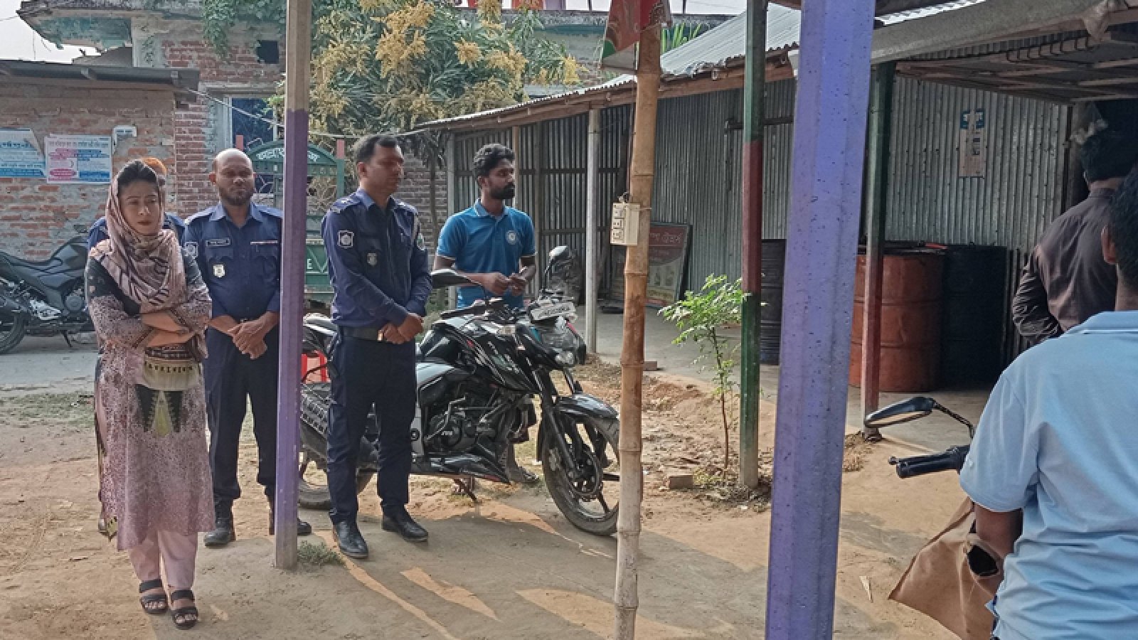দুর্গাপুরে জ্বালানি তেল মজুদ ও বেশি দামে বিক্রির অভিযোগে দুই ব্যবসায়ীর অর্থদণ্ড