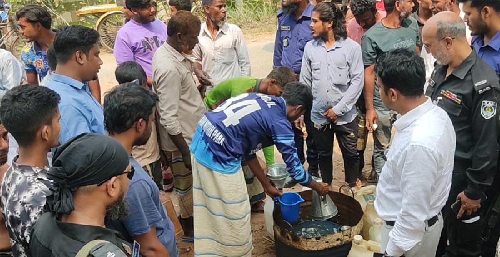 এবার বাড়িতে মিললো মিনি পেট্রোল পাম্পের সন্ধান; ৫০ হাজার টাকা জরিমানা