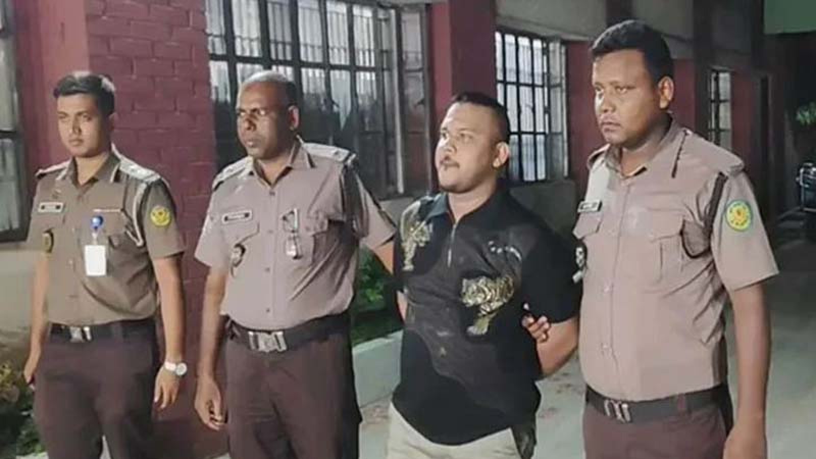 প্রিজনভ্যানের তালা খুলে ‘পিচ্চি রাজা’কে প্রাইভেটকারে তুলে দেন এসআই প্রবীর