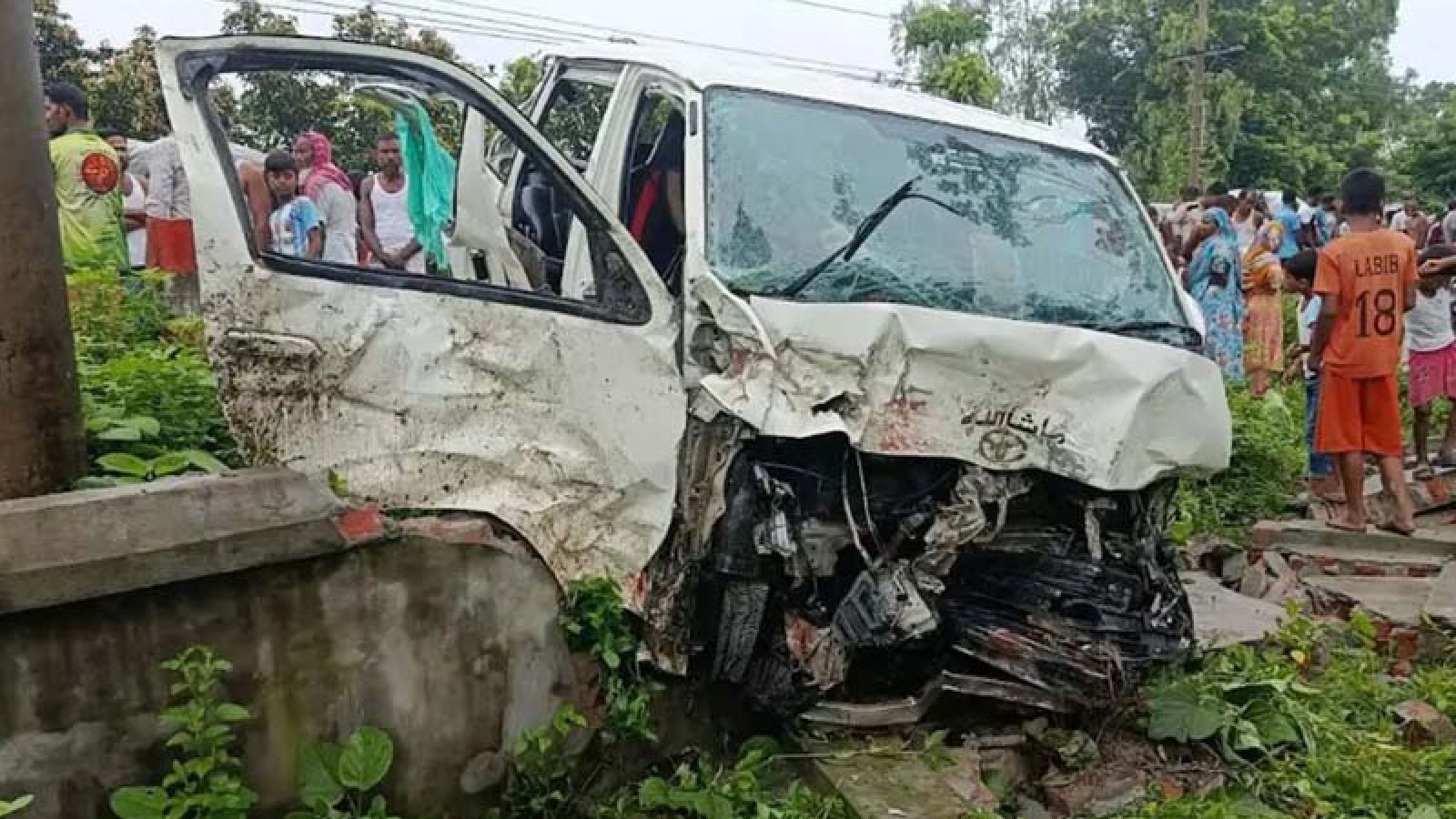 কনে নিয়ে ফেরার পথে মাইক্রোবাস খাদে, শিশুসহ নিহত ২