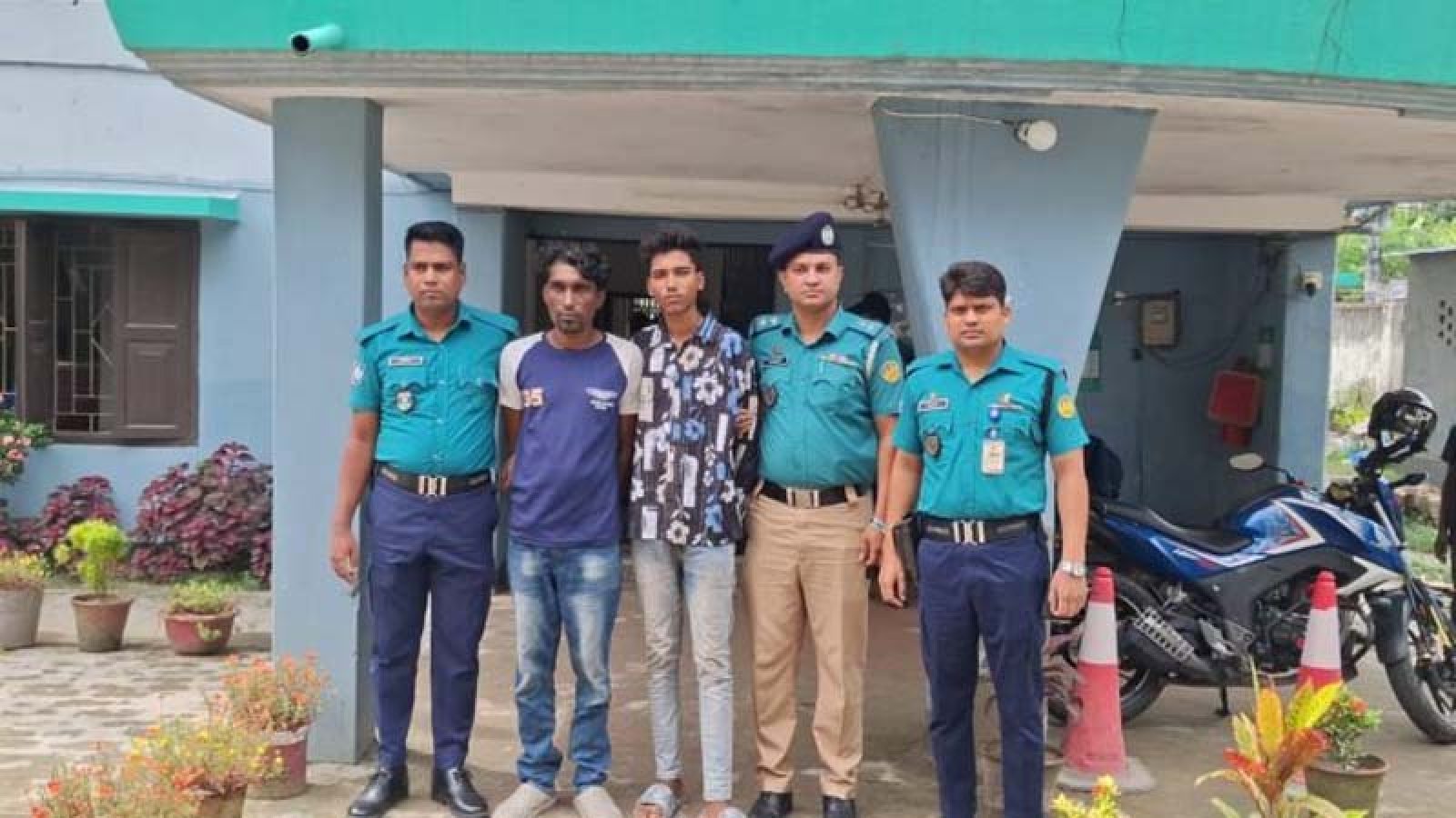 চিকিৎসা নিতে আসা নারীকে শ্লীলতাহানি, গ্রেপ্তার ২