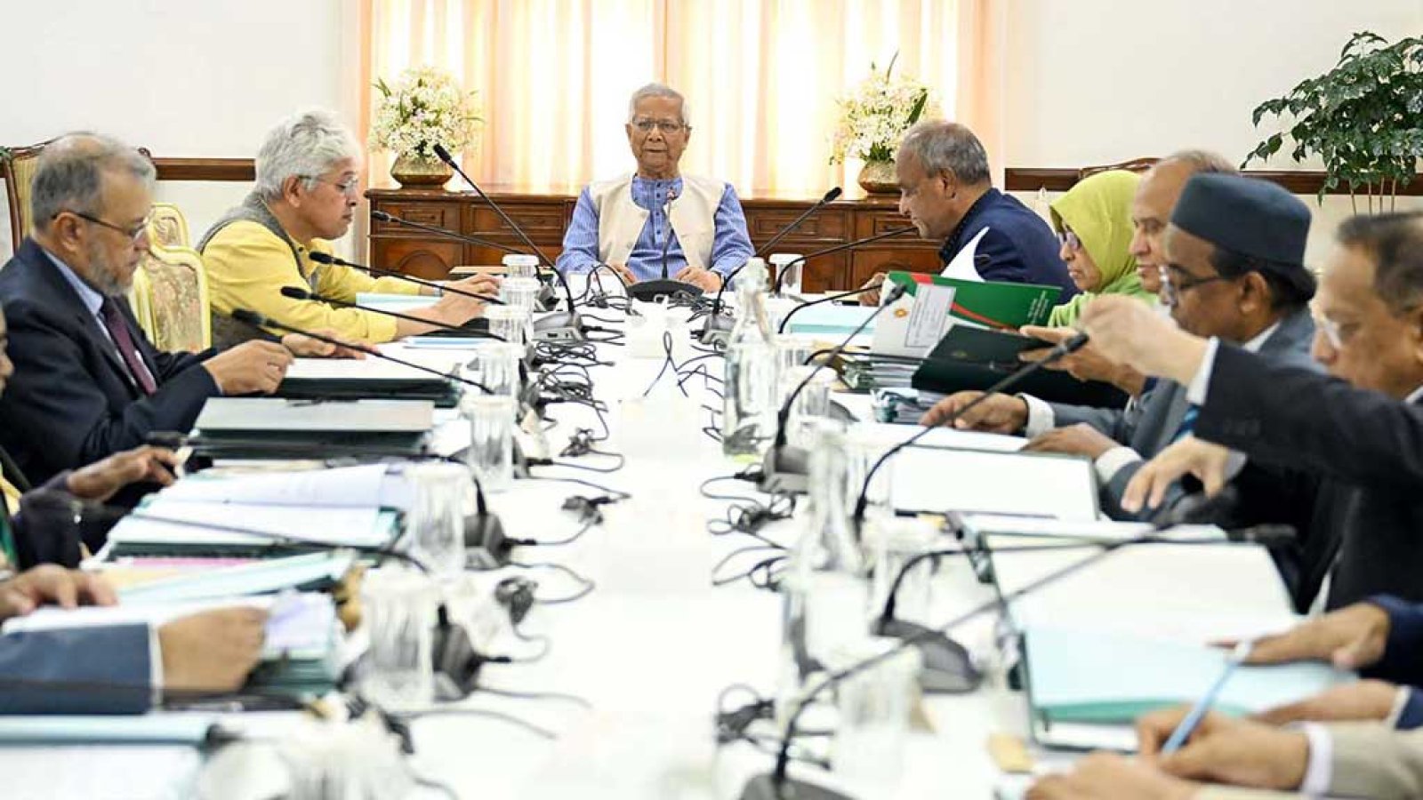 নির্বাচনের আগে দ্রুত লুটের অস্ত্র উদ্ধারের নির্দেশ প্রধান উপদেষ্টার