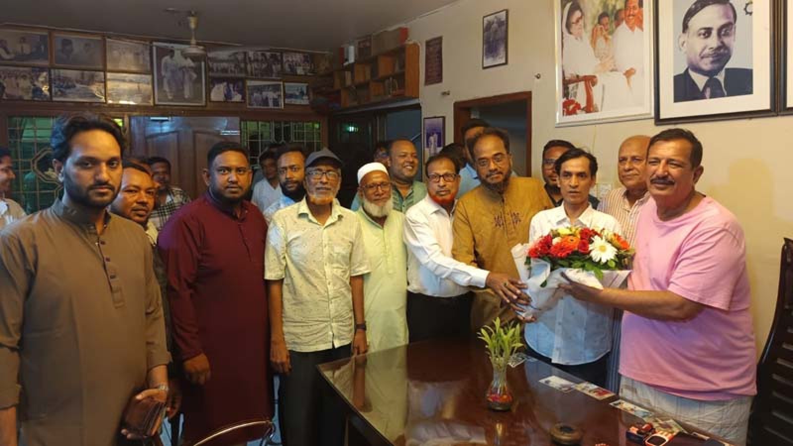 ভূমিমন্ত্রীকে ফুলেল শুভেচ্ছা জানালো স্যানেটারি ব্যবসায়ী সমিতি