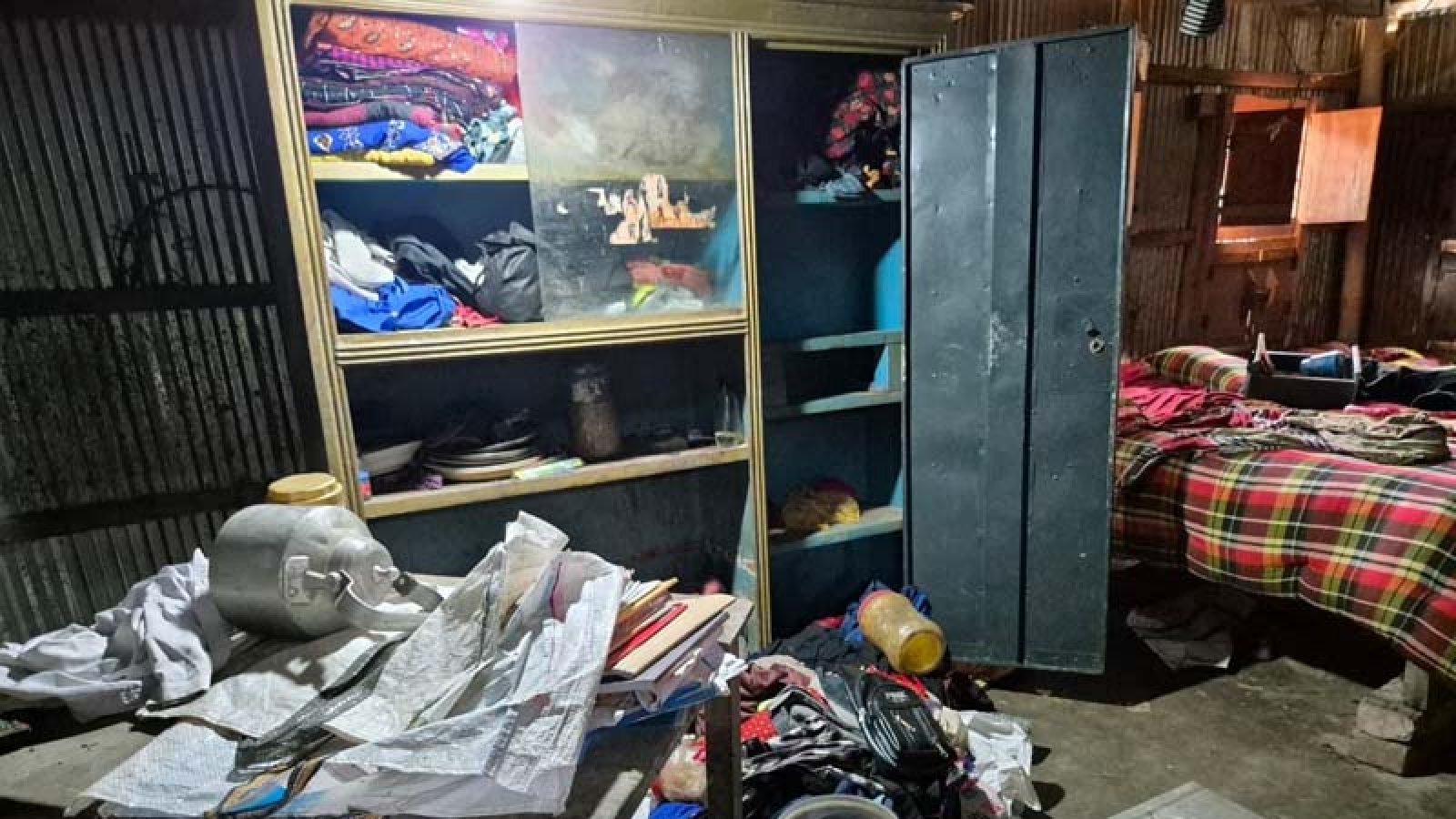 চাটমোহরে মাদক বিক্রেতা আটক, তল্লাসির নামে ঘরবাড়ি তছনছ
