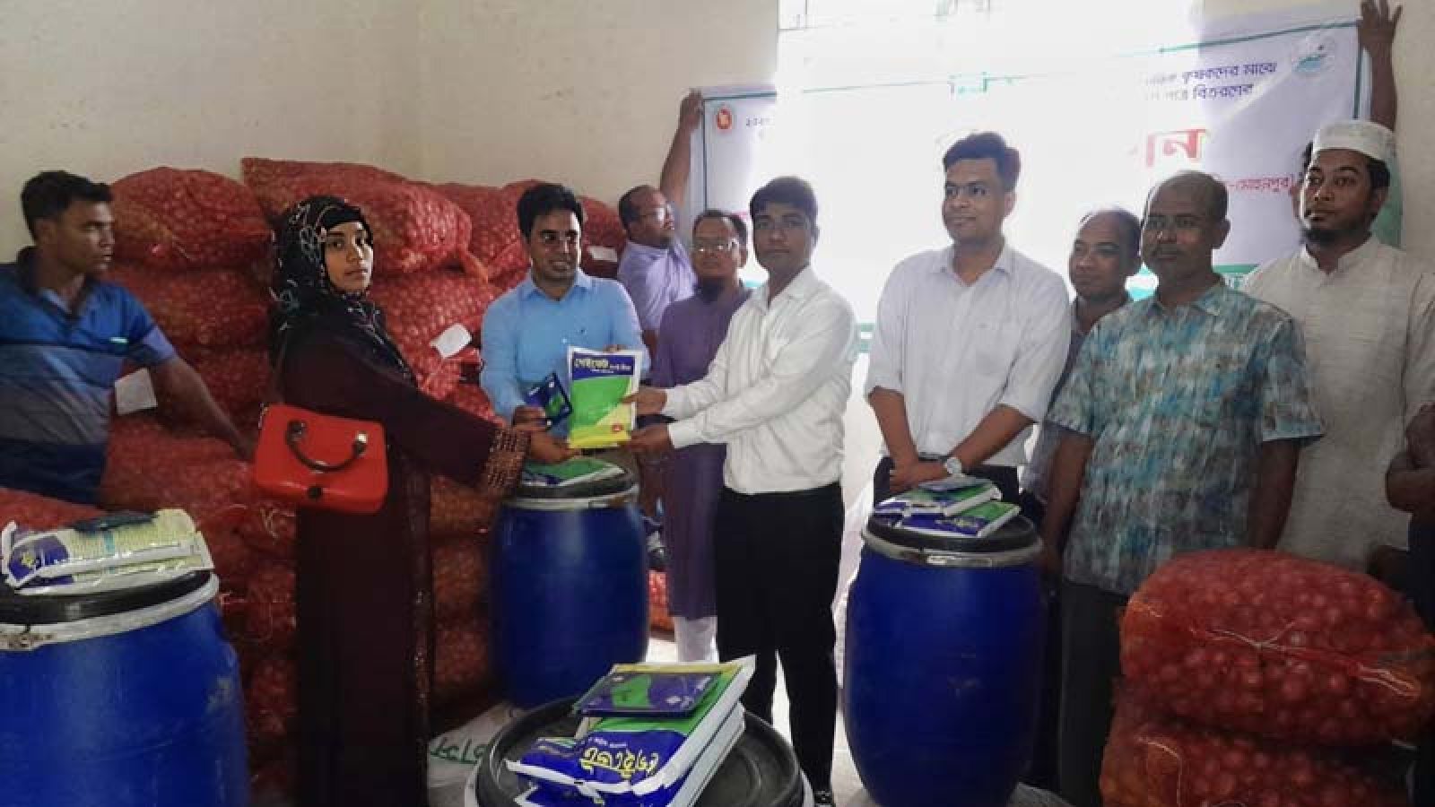 পবায় পেঁয়াজ বীজ উৎপাদন বাড়াতে বিনামূল্যে উপকরণ পেল ১২০ কৃষক