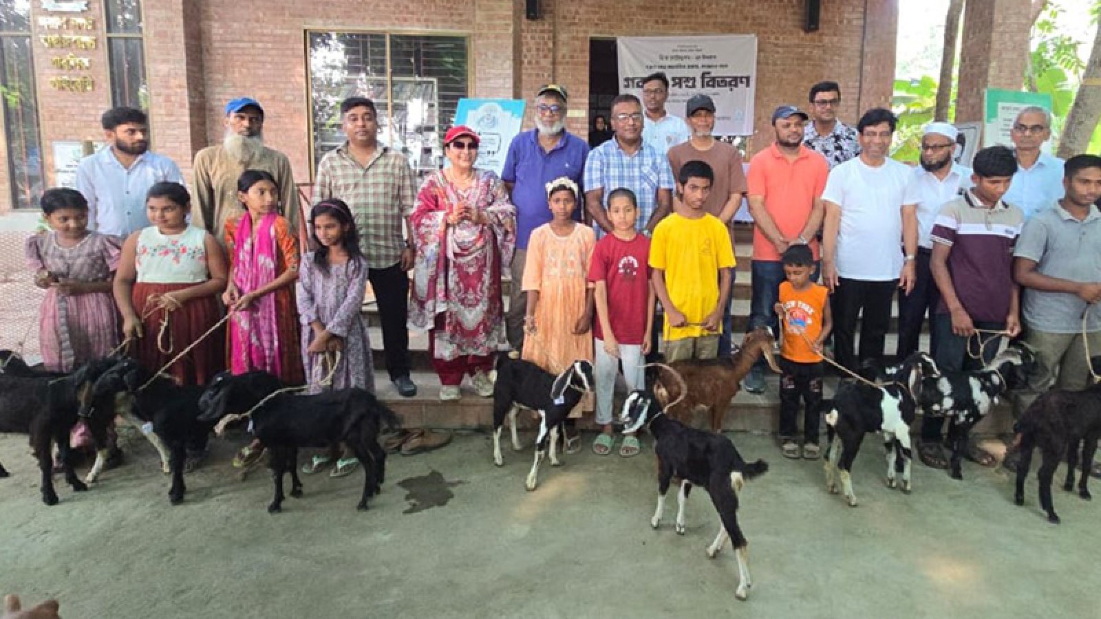 উদ্যোগী মানসিকতা গড়ে তুলতে স্কুল শিক্ষার্থীদের মাঝে ছাগল বিতরণ