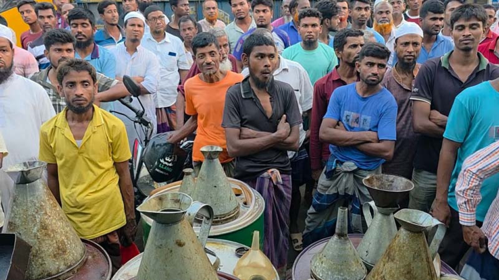 বগুড়ার শেরপুরে ২৫শো লিটার ডিজেল জব্দ, কৃষকদের মাঝে ন্যায্যমূল্যে বিক্রি