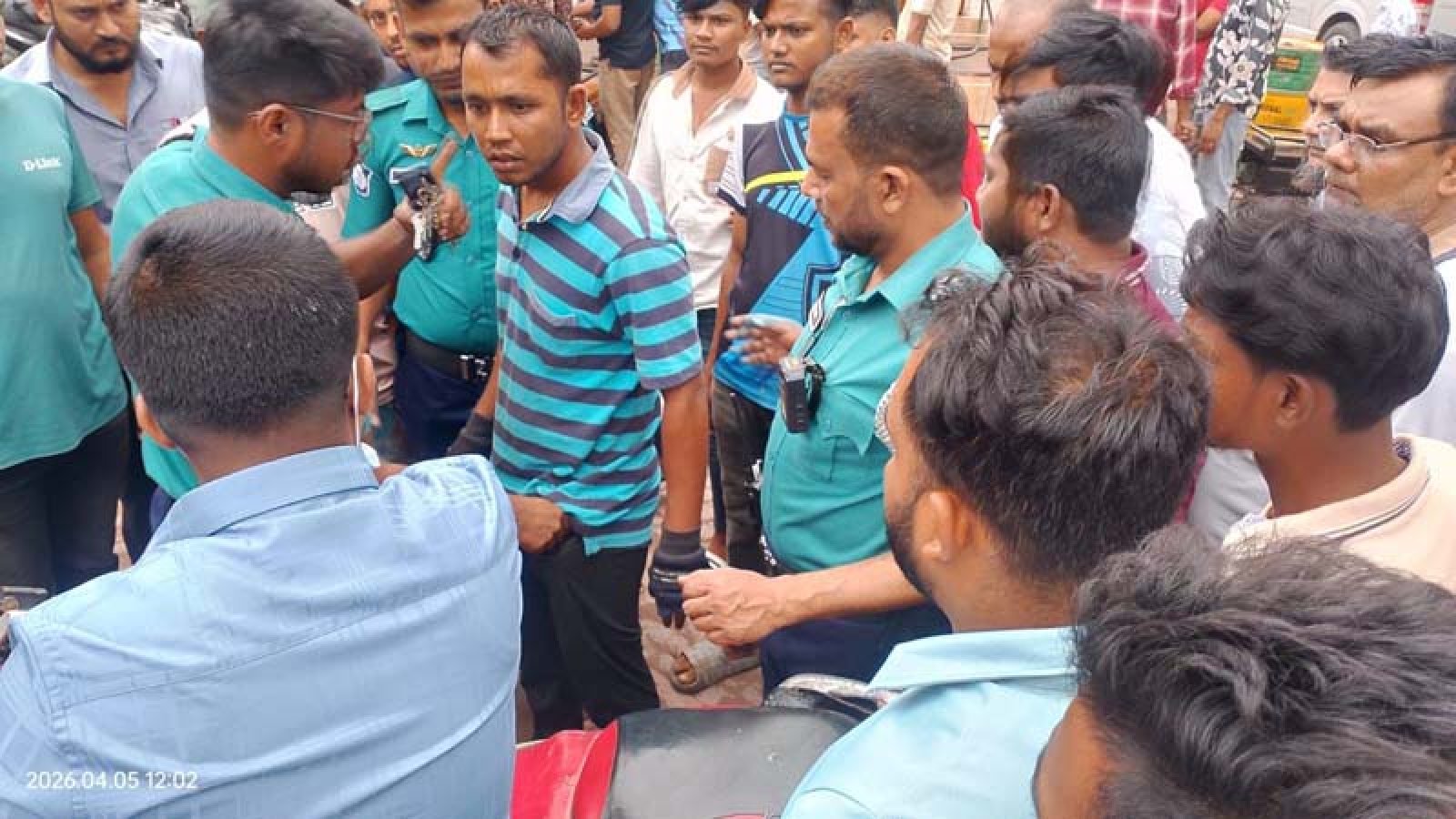 পাম্পে পুলিশ পরিচয়ে তেল নিতে গিয়ে যুবকের জরিমানা