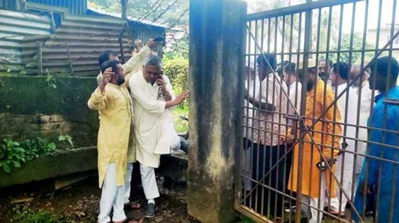 গেটের চাবি বাসায় রেখে এলেন কর্মকর্তা, বেড়া টপকে স্বাস্থ্যকেন্দ্রে ঢুকলেন এমপি