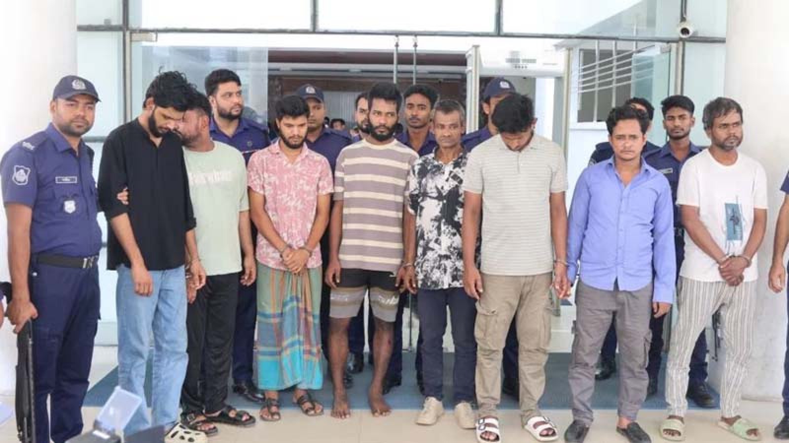 ‘১০ লাখ টাকা না দিলে ১০০ পুলিশ থাকলেও গুলি করে মেরে ফেলবো’