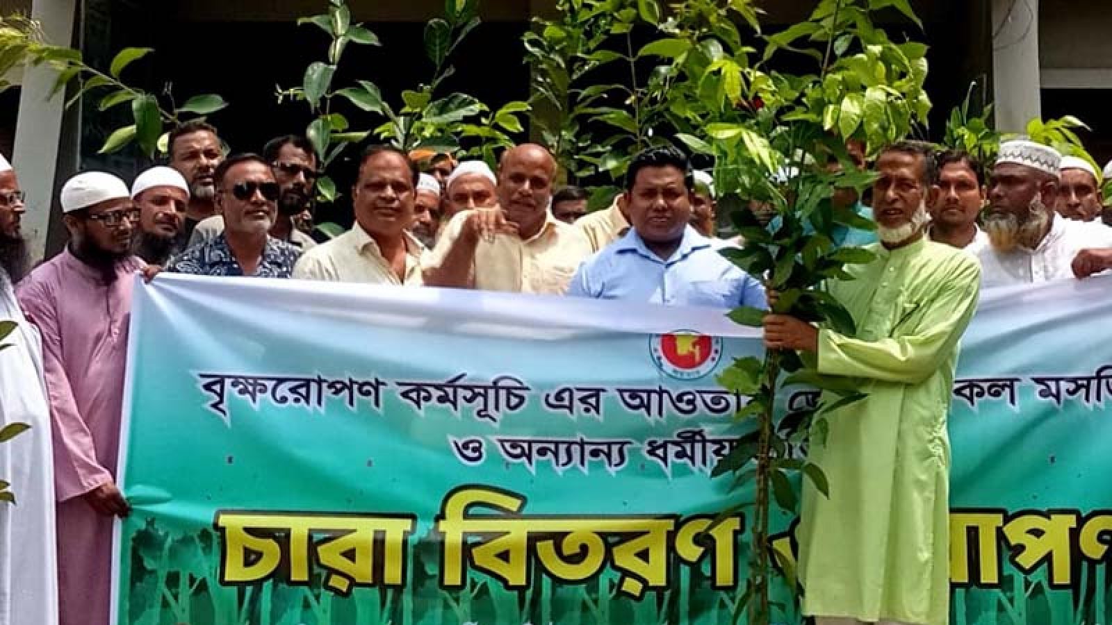 আত্রাইয়ে মসজিদ ও ধর্মীয় প্রতিষ্ঠানে বৃক্ষের চারা বিতরণ