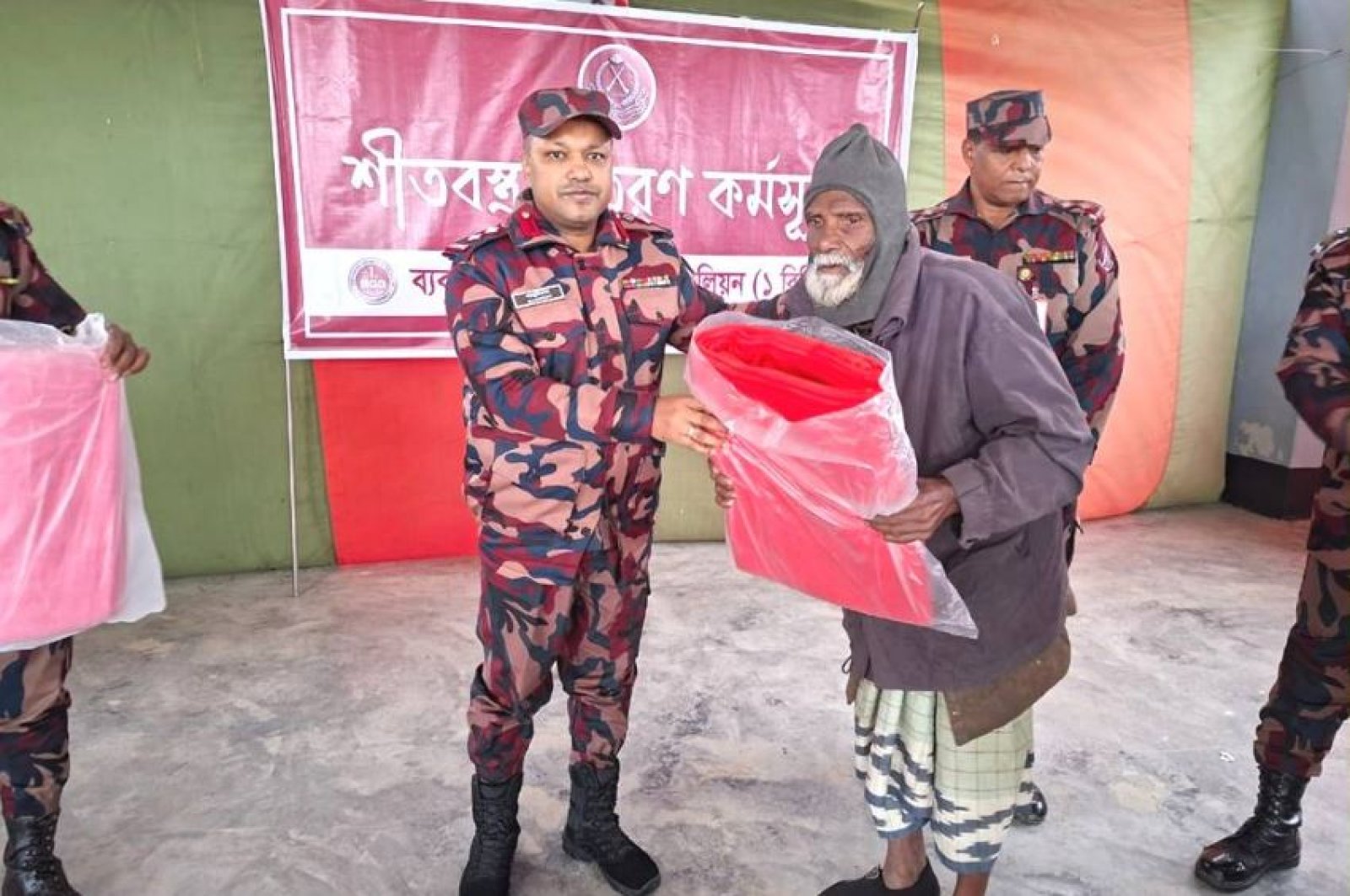 রাজশাহীতে বিজিবি কর্তৃক অসহায় গরীব ও দুস্থদের মাঝে শীতবস্ত্র বিতরণ