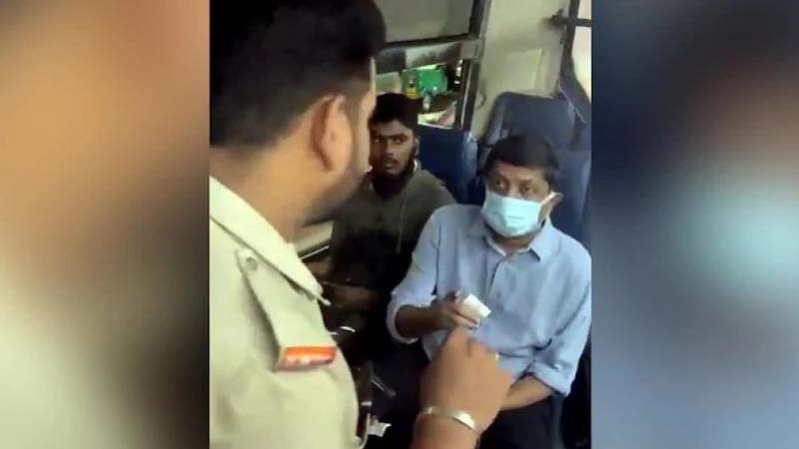 যাত্রীবেশে বাসে মন্ত্রী, ভাংতি না থাকায় নামিয়ে দিলেন কন্ডাক্টর