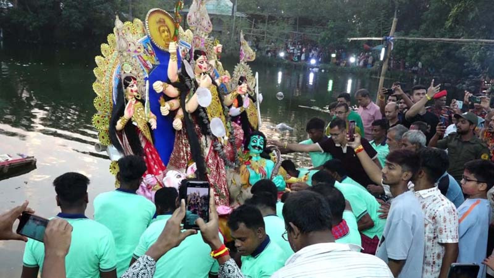 বিজয়া দশমীতে নাটোরে দুর্গাপূজার সমাপ্তি, জয়কালি দিঘিতে প্রতিমা বিসর্জন