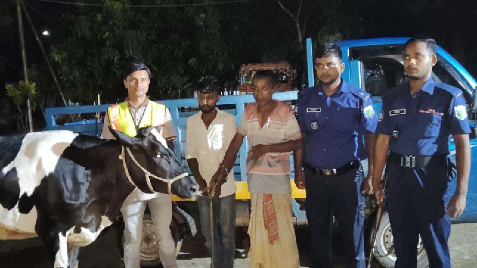 নিয়ামতপুরে গরুসহ আন্ত”জেলা চোর চক্রের দুই সদস্য গ্রেপ্তার, পিক-আপ জব্দ