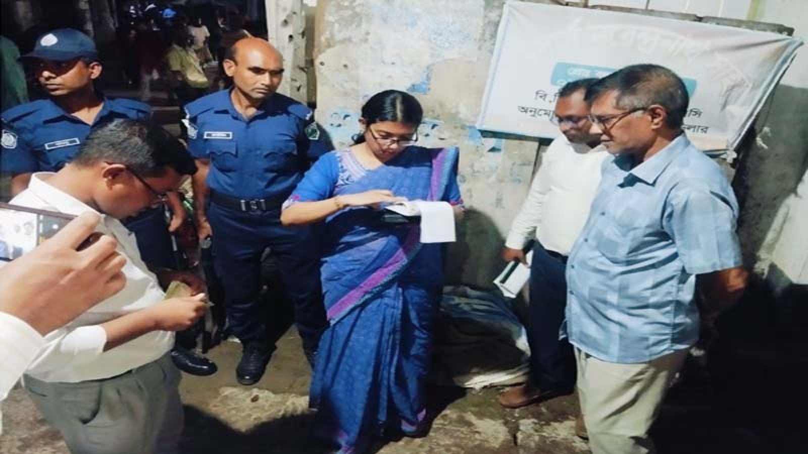সিংড়ায় অবৈধভাবে সরকারি সার বিক্রি, ব্যবসায়ীকে ৮০ হাজার টাকা অর্থদণ্ড