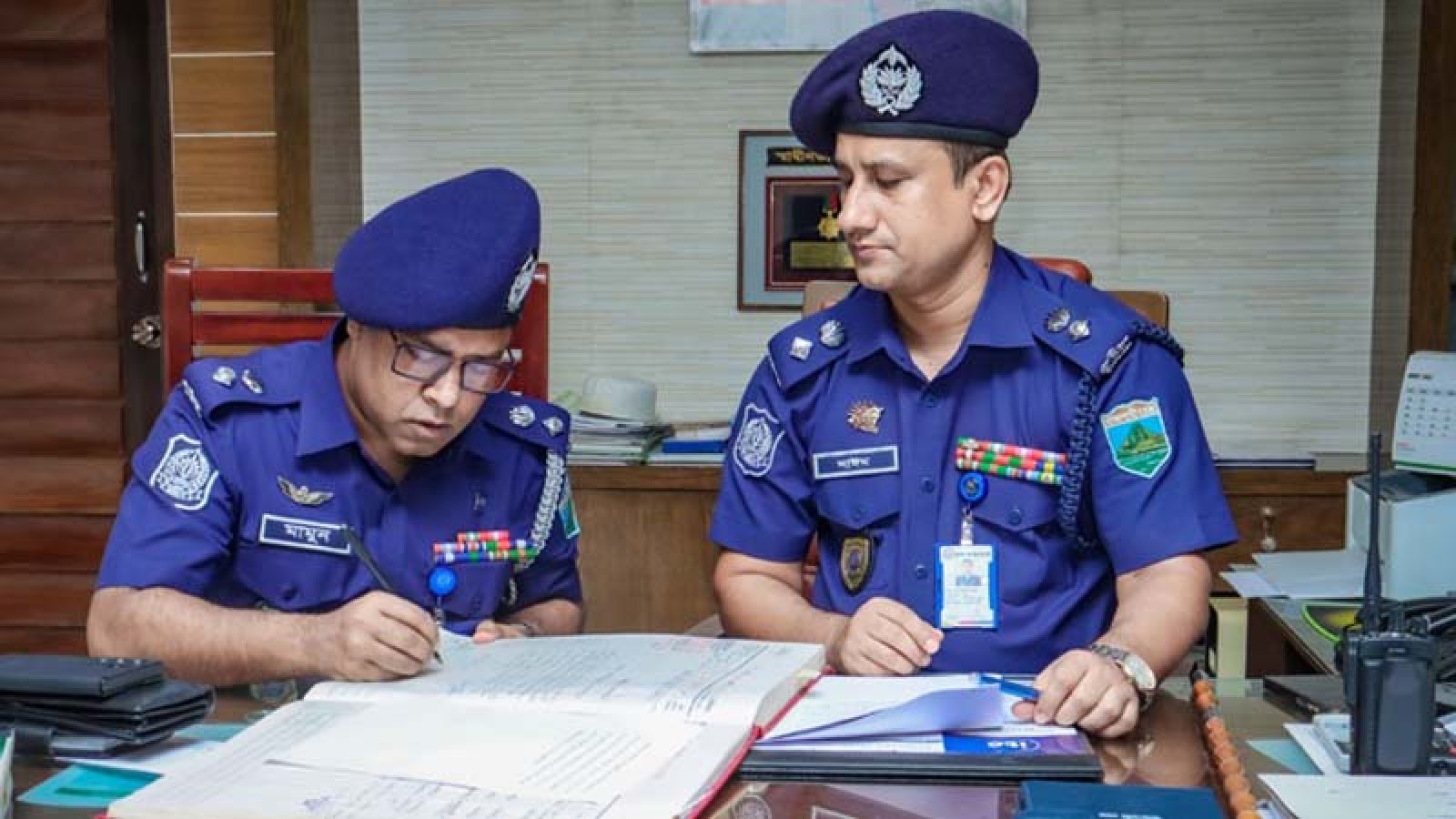 রাজশাহীর নতুন পুলিশ সুপারের কাছে দায়িত্ব হস্তান্তর