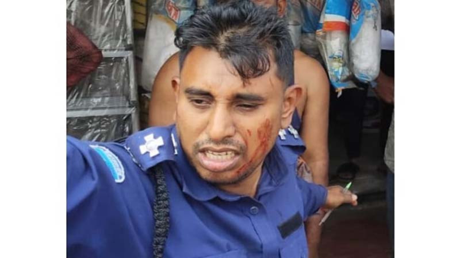 কাগজ দেখতে চাওয়ায় ট্রাফিক পুলিশকে ‘মেরে রক্তাক্ত’ করেন ট্রাকচালক