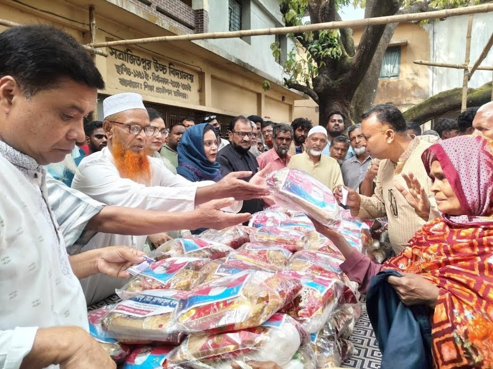 শিবগঞ্জে সাড়ে ৩ হাজার পরিবার পেল ইদসামগ্রী