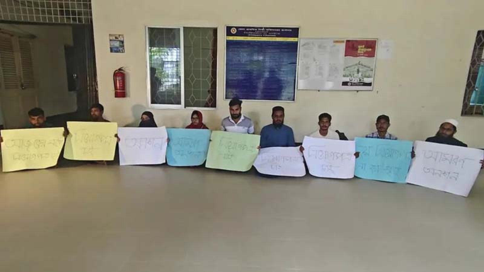 অনশন করে মধ্যরাতে প্রাথমিক শিক্ষকের নিয়োগপত্র পেলেন ২০ জন