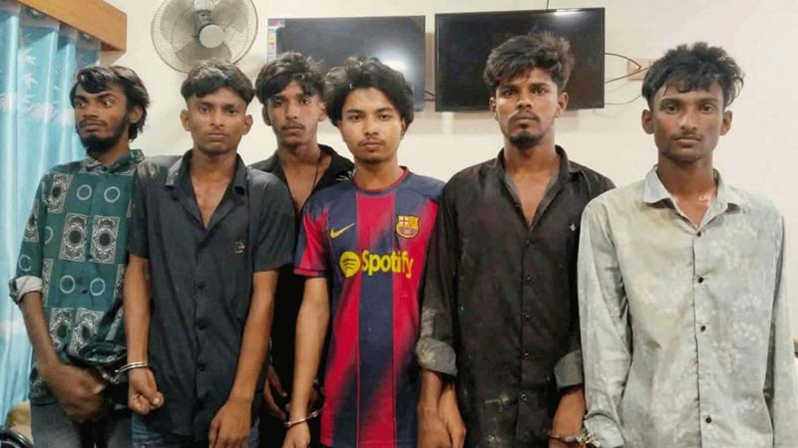 কামারখন্দে নিষিদ্ধ ছাত্রলীগের ঝটিকা মিছিলের প্রস্তুতিকালে ৬ তরুণ গ্রেফতার