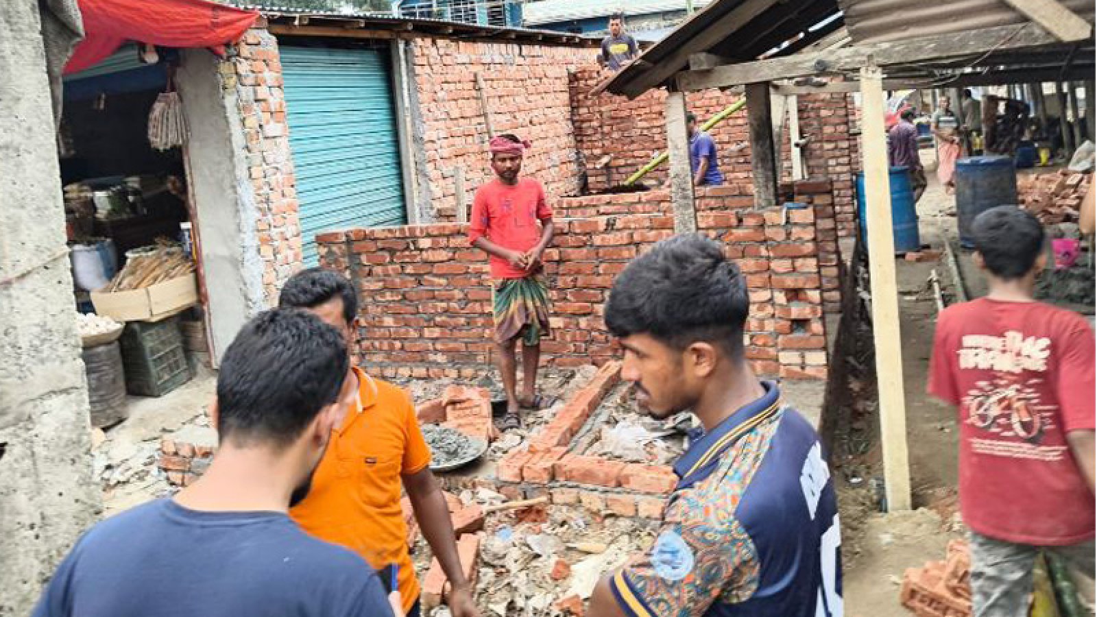 বগুড়ার শেরপুরের বারদুয়ারী হাটে স্থায়ী স্থাপনা নির্মাণাধীন, দায় নিতে নারাজ প্রশাসন