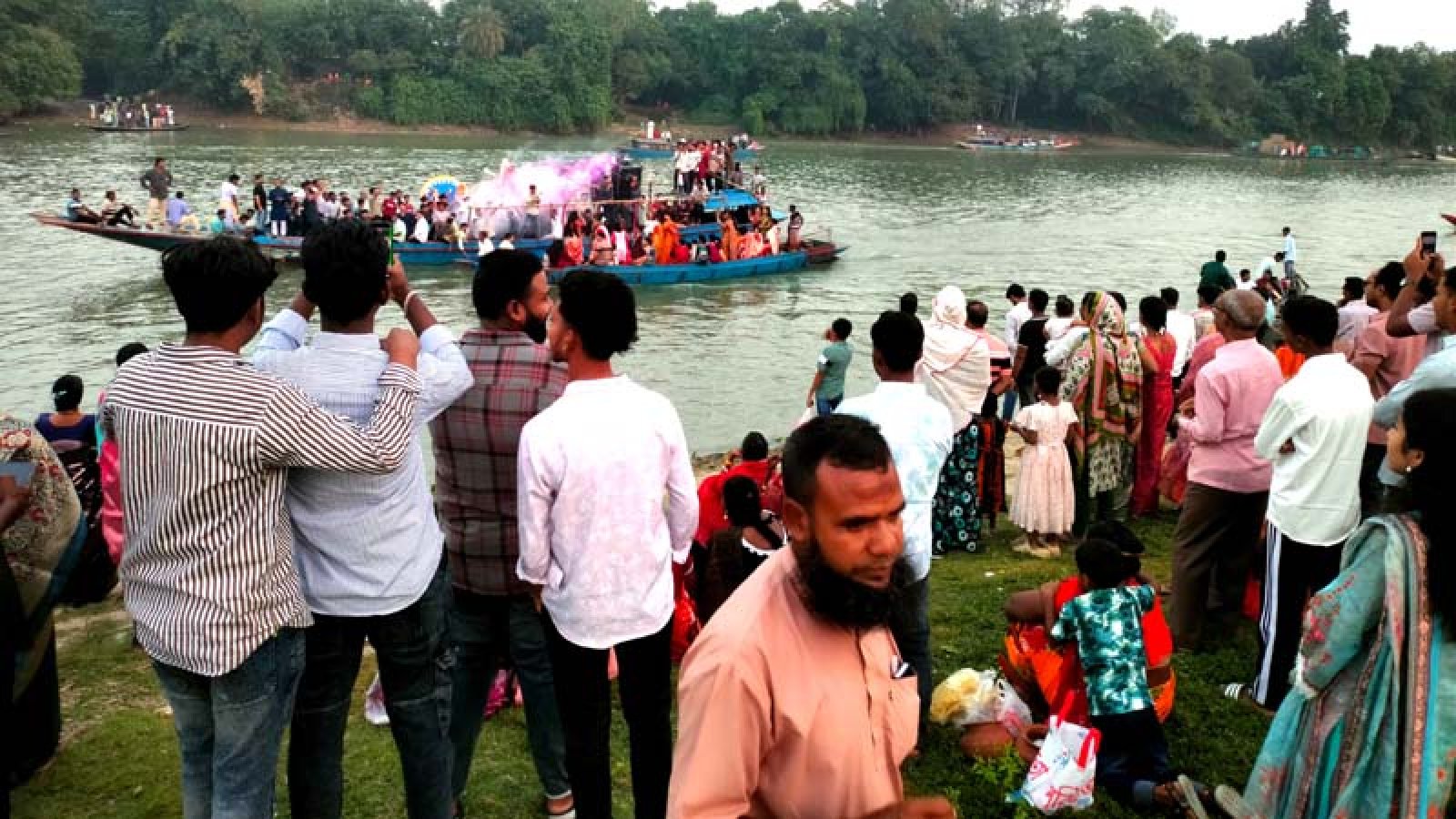 আত্রাইয়ে প্রতিমা বিসর্জ্জনের মধ্য দিয়ে দুর্গা পূজার সমাপ্তি