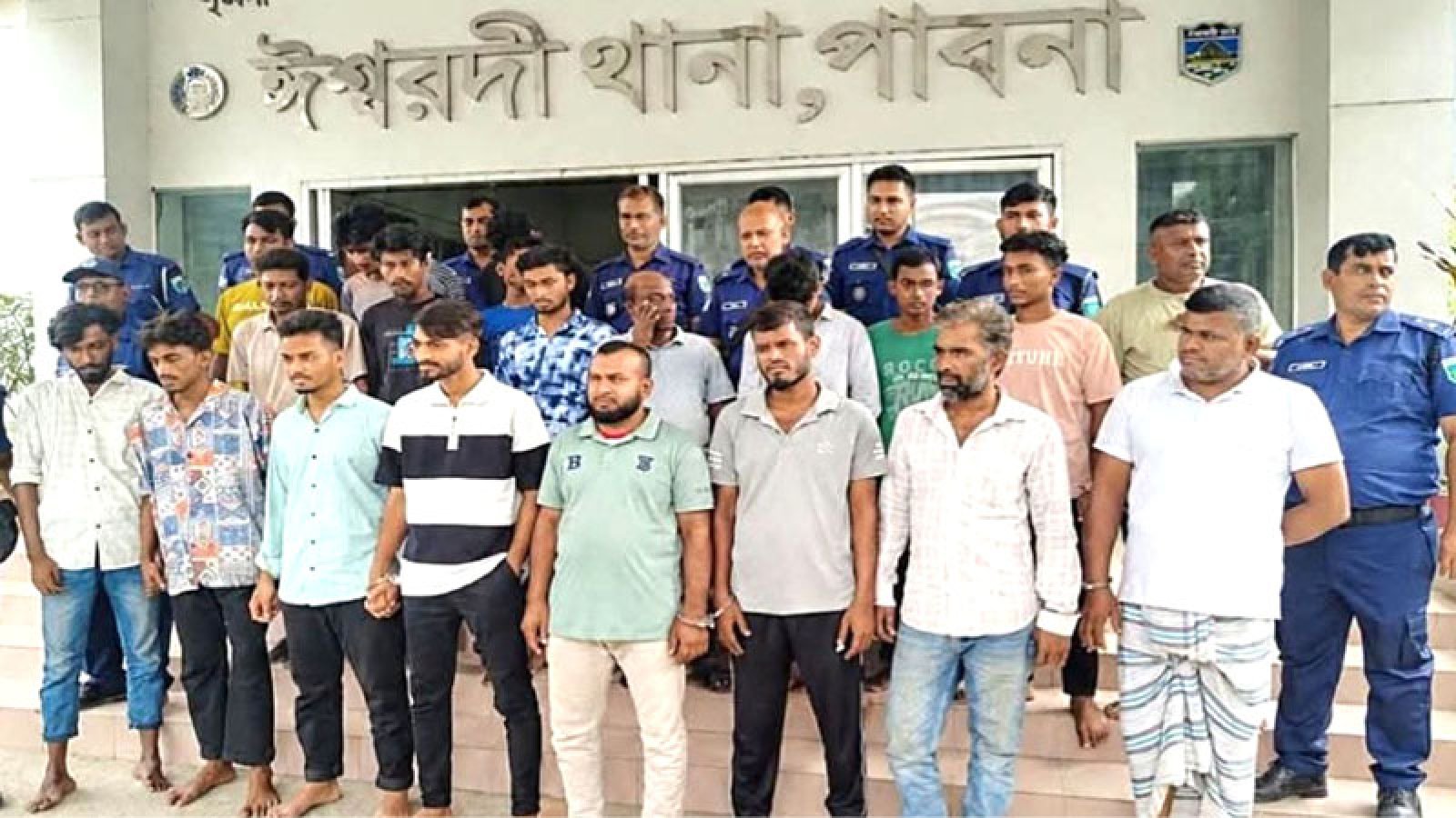 ঈশ্বরদীতে যৌথ অভিযানে অস্ত্র উদ্ধার : গ্রেপ্তার ২৩