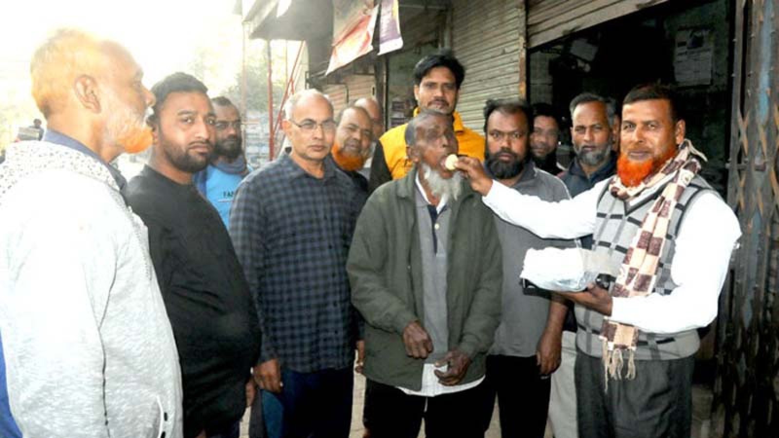 মিনু ভূমি মন্ত্রী হিসেবে দায়িত্ব পাওয়ায় সংবাদপত্র শ্রমিকদের মিষ্টি বিতরণ