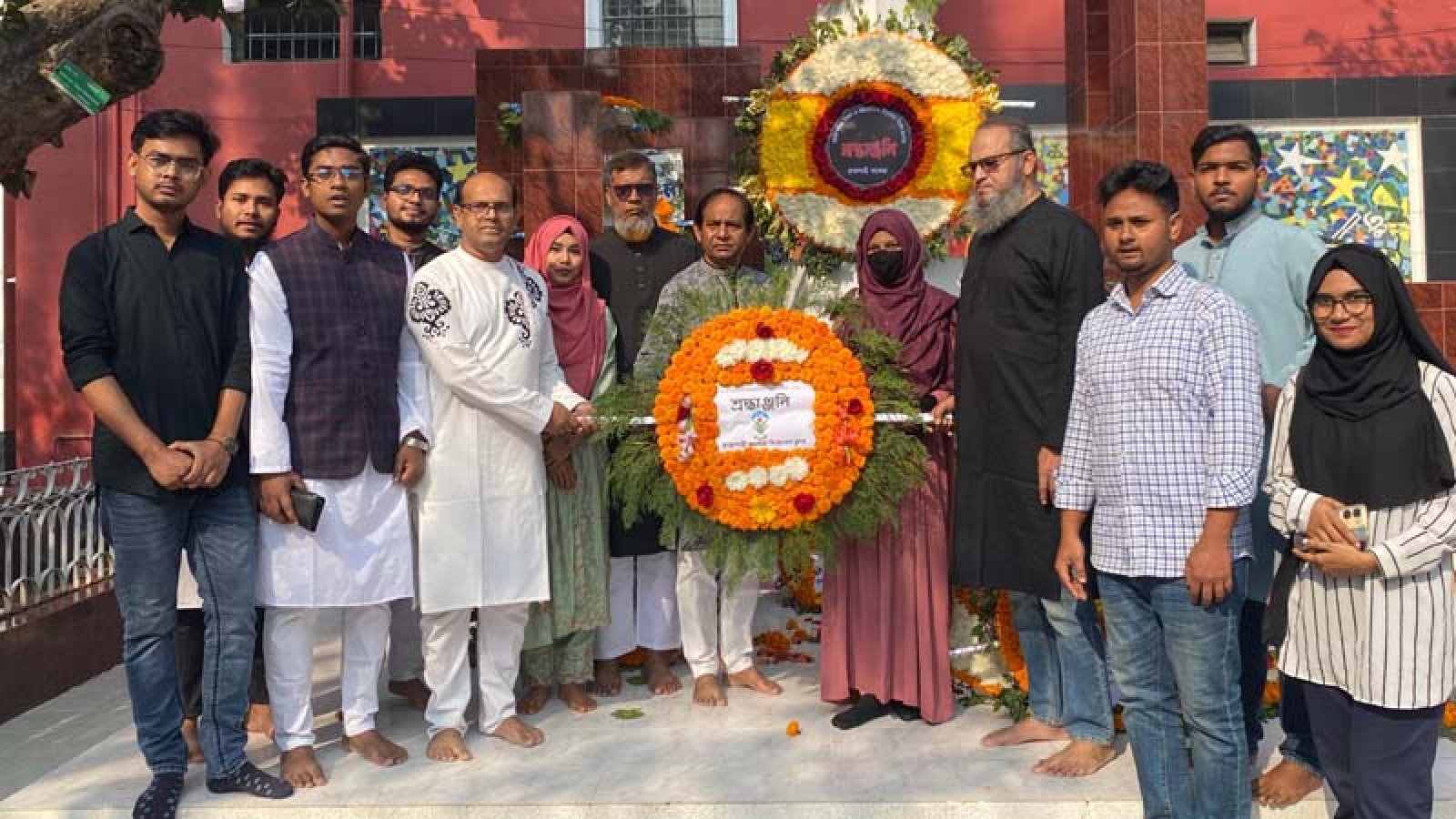 ভাষা শহিদদের স্মরণে শহিদ মিনারে রাজশাহী কলেজ বিজনেস ক্লাবের শ্রদ্ধা