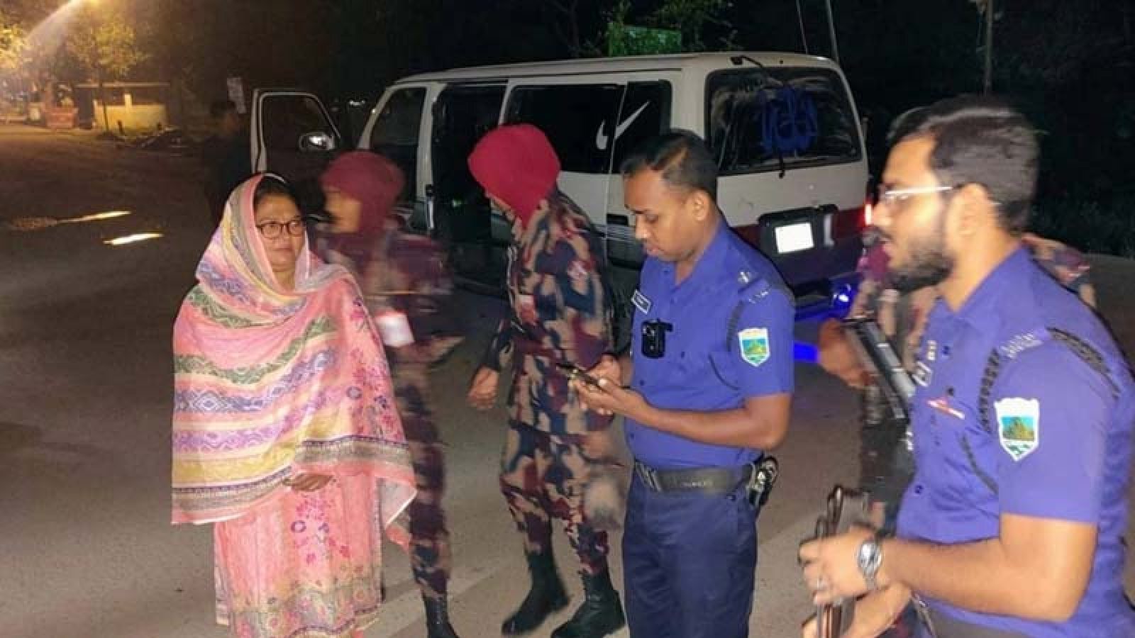 সোনামসজিদ সীমান্তে নারী নেত্রী আটক