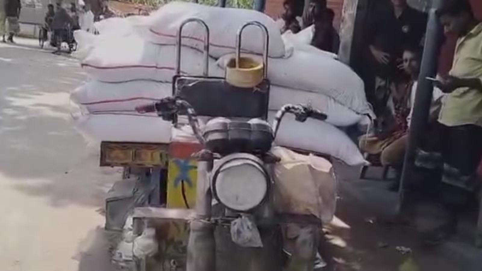 মান্দায় পাচারকালে ৪৫ বস্তা রাসায়নিক সার আটক