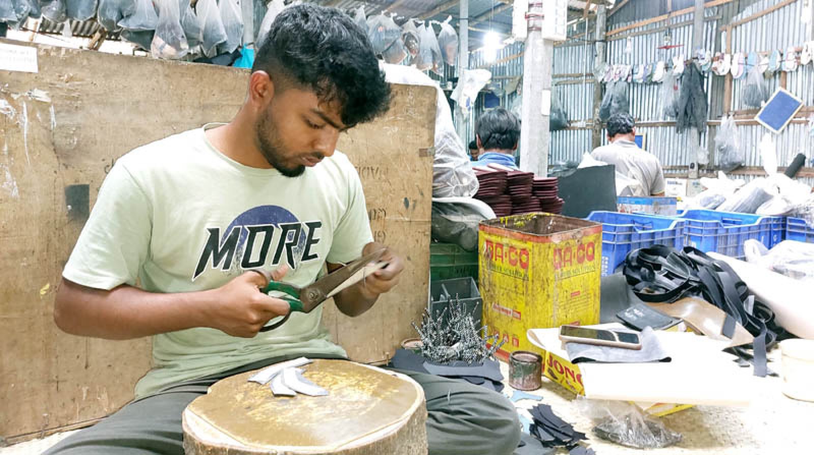 চারঘাট পাদুকাপল্লীর সিএফসির অত্যাধুনিক মেশিন থাকলেও নেই কার্যক্রম