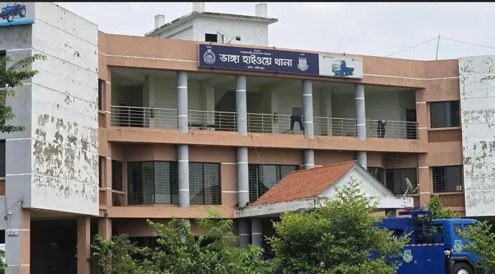 নিয়ন্ত্রণ হারিয়ে চলন্ত বাসের নিচে মোটরসাইকেল, দুই আরোহী নিহত