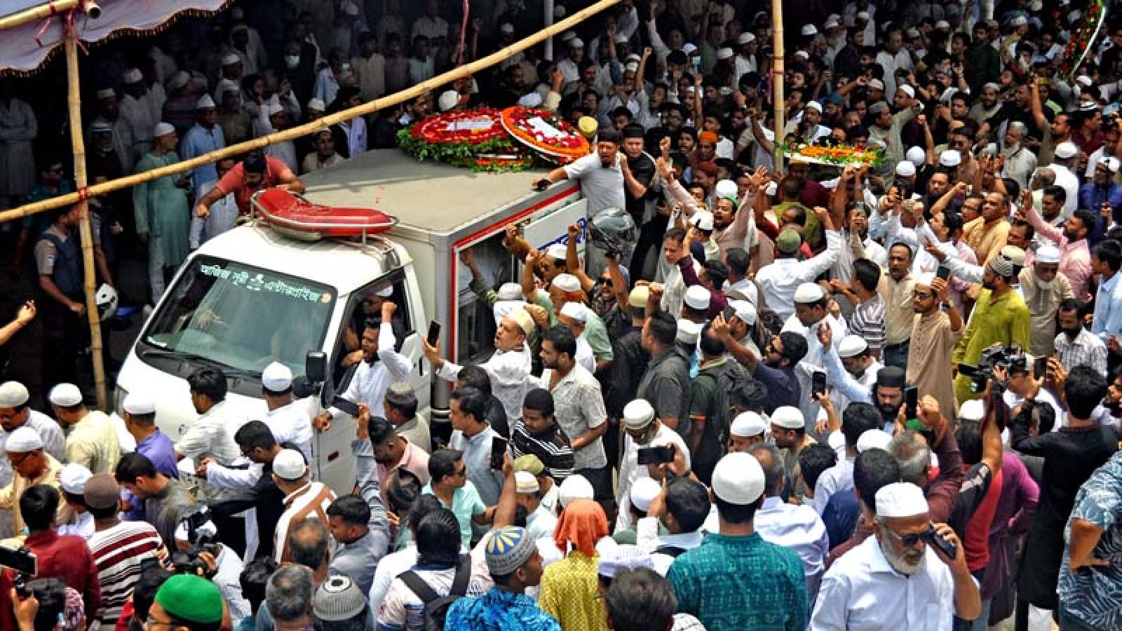 সমর্থকদের মুহুর্মুহু স্লোগান ও অশ্রুতে সাবেক মন্ত্রী মোশাররফের শেষ বিদায়