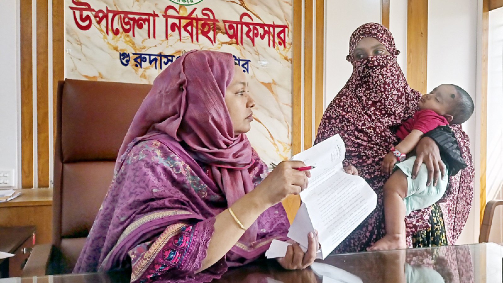 শ্বশুড়ের টাকায় বিদেশ গমনের পর স্ত্রী-সন্তানের খোঁজ নেয় না জামাই