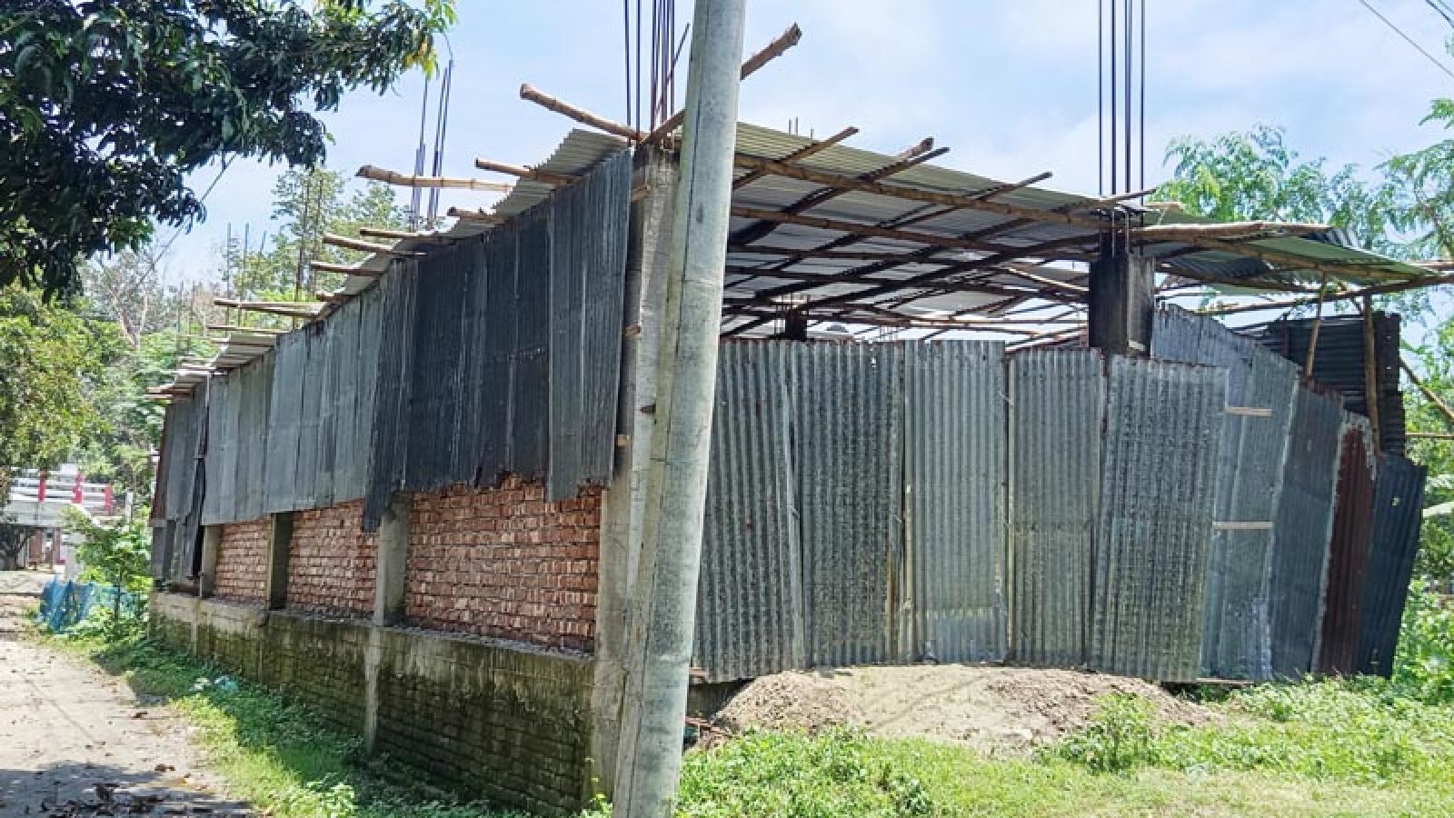মান্দায় পাউবোর নিষেধাজ্ঞা অমান্য করে স্থাপনা নির্মাণের অভিযোগ