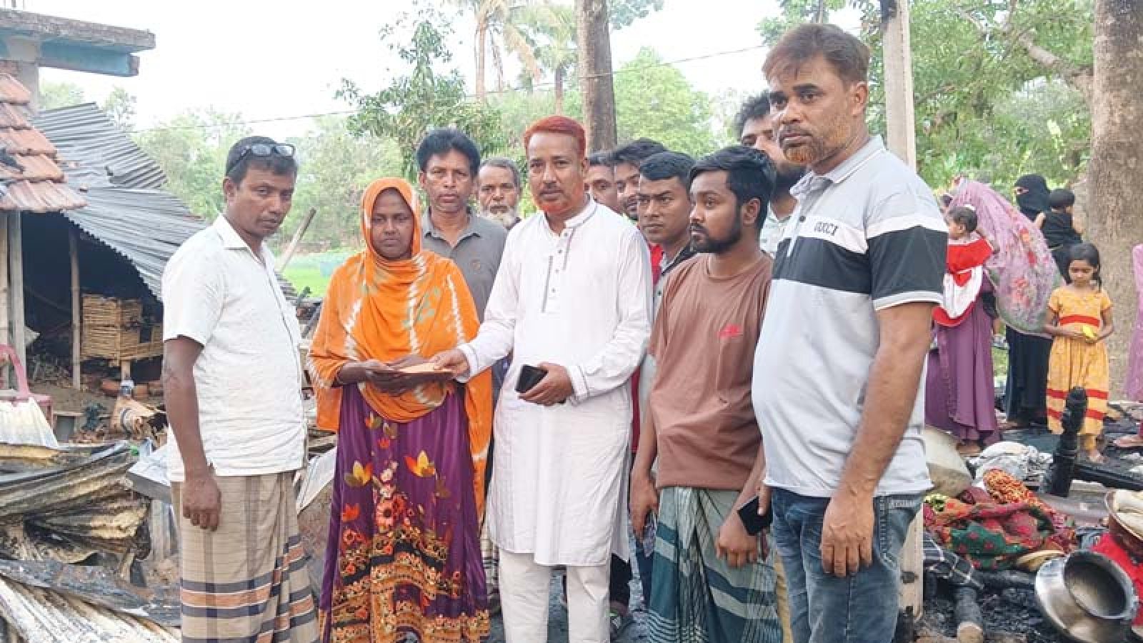 কেশরহাটে অগ্নিকাণ্ডে সর্বস্বহারা বিধবার পাশে দাঁড়ালেন বিএনপি নেতা